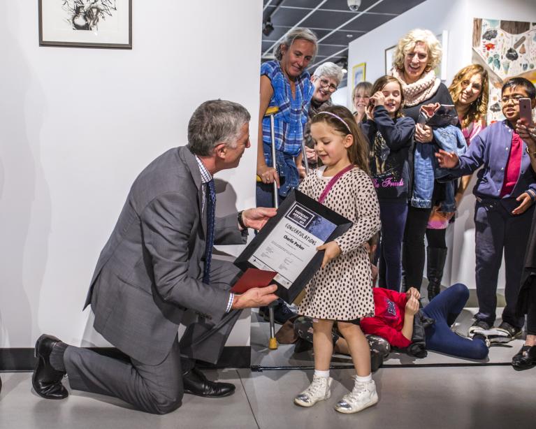 Presentation of one of the 2017 Young Artist prizes