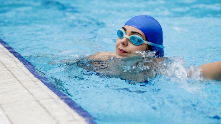 Adult learning to swim at Victoria University